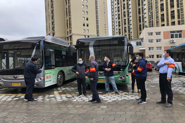 中共鄭州赫喆文化傳播有限公司黨支部開展“疫情防控常態(tài)化，為公共交通助力”志愿服務(wù)實踐活動